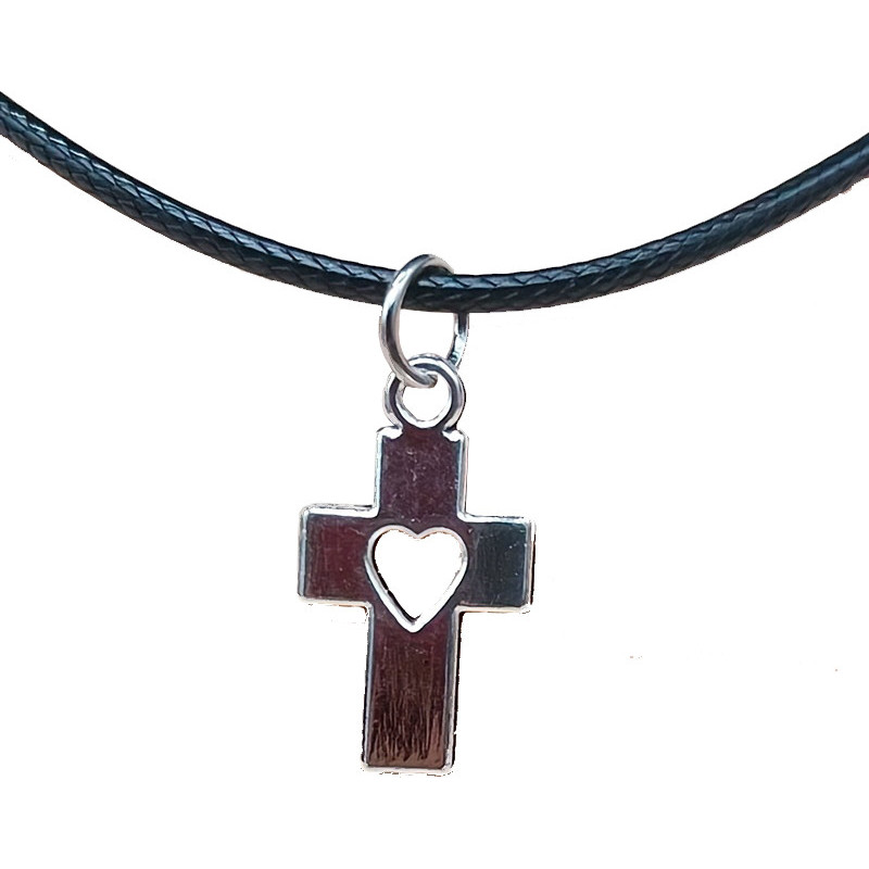 Collier tendance avec pendentif en métal - Croix avec cœur ajouré