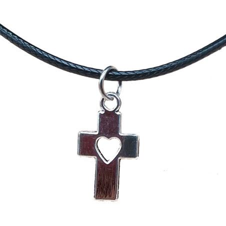 Collier tendance avec pendentif en métal - Croix avec cœur ajouré